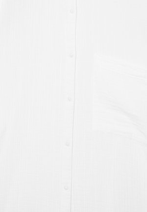 Biała koszula na guziki z lewą kieszenią na piersi i subtelną pionową fakturą materiału.