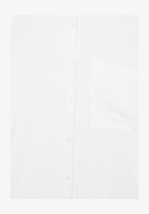 Biała koszula na guziki z lewą kieszenią na piersi i subtelną pionową fakturą materiału.