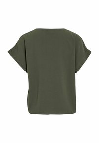 Haut à manches courtes vert olive avec une coupe ample et carrée. Encolure ronde et tissu doux et texturé. Pas de motifs visibles ni de détails métalliques.