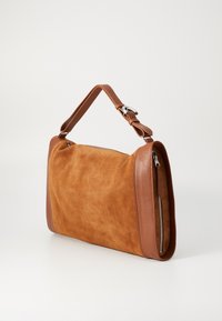 Sac à épaule en suède brun avec des accents en cuir lisse, de forme rectangulaire, avec une sangle réglable et un détail en zipper argenté sur le côté.