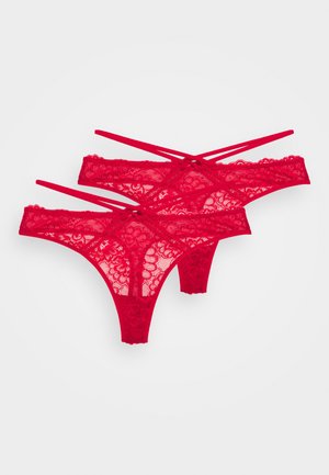 Rode kant thongs met ingewikkelde bloemenpatronen, voorzien van kruislingse bandjes en een zachte textuur. Twee stukken inbegrepen.