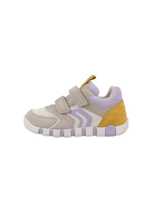 Scarpa da ginnastica per bambino in suede beige, lavanda e giallo con mesh, due cinturini in velcro e suola segmentata bianca e lavanda.