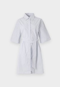 Vestido de camisa feito de tecido leve, apresentando riscas verticais azuis e cinzas, mangas curtas e um cinto a condizer. Fecho frontal de botões.