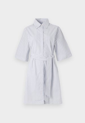 Robe chemise en tissu léger avec des rayures verticales bleues et grises, manches courtes et une ceinture assortie. Fermeture à boutons sur le devant.