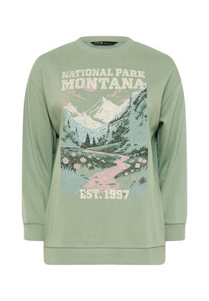 Sudadera de manga larga verde claro con un estampado escénico de montañas, árboles, flores, un camino serpenteante y el texto "Parque Nacional Montana Est. 1997."