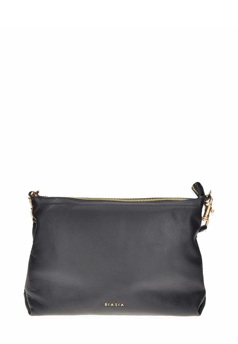 Clutch in pelle nera con una finitura testurizzata, chiusura a zip in metallo dorato e una piccola tracolla; presenta un logo in rilievo ben visibile sul davanti.