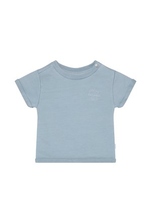 Lichtblauw t-shirt met korte mouwen, gemaakt van zachte stof. Voorzien van een ronde hals met drukknoopjes en een reliëftekst op de voorkant.