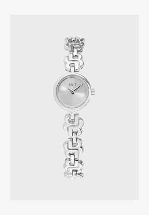 Zilverkleurig rond analoog polshorloge met BOSS-logo en een decoratieve metalen schakelarmband op een lichte achtergrond.