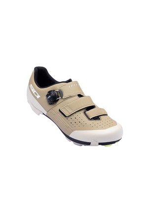 Zapato de ciclismo en beige y blanco con suela de goma, con un diseño de doble tira de Velcro, parte superior de cuero perforado y dial ajustable.