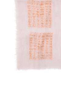 Różowy szalik z pomarańczowymi geometrycznymi wzorami, charakteryzujący się miękką fakturą i frędzlami, wykonany z lekkiego, przezroczystego materiału.