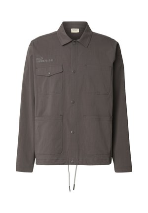 Szara lekka kurtka z kołnierzem, dwoma kieszeniami na piersi i ściągaczem u dołu. Na piersi znajduje się nadruk z logo i cyframi.