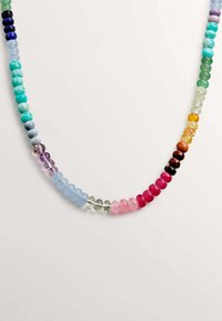 Collar de cuentas colorido que presenta cuentas redondas y brillantes en varios tonos, incluyendo azul verdoso, púrpura, rosa y amarillo, dispuestas en un patrón uniforme.