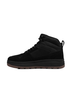 Sneaker nera a metà altezza con materiali in tessuto e suede, suola in gomma, dettagli testurizzati e design con lacci. Presenta un'etichetta posteriori per il sollevamento.