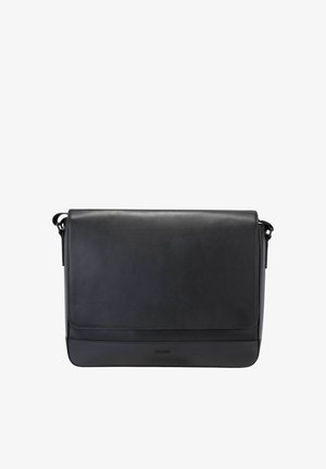 Schwarze Leder-Umhängetasche mit Klappverschluss und verstellbarem Schulterriemen, glatter Textur und minimalem Logo vorne unten in der Mitte.