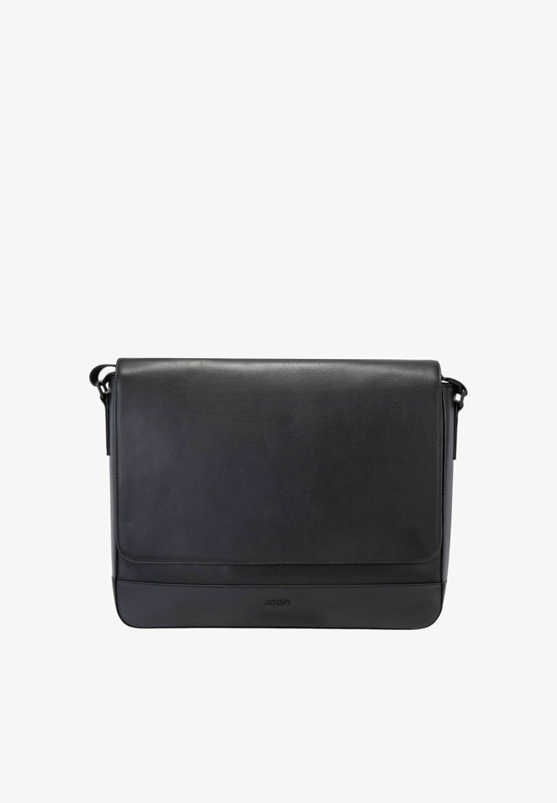 Sacoche messager en cuir noir avec rabat et bandoulière réglable, texture lisse et marquage discret au centre en bas à l'avant.