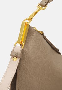 Coccinelle SUNUP - Keresztpántos táska - warm taupe/rosette