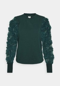 Sudadera de color verde oscuro con mangas de tul texturizado y fruncido. Presenta un escote redondo y puños ajustados. La tela lisa del cuerpo contrasta con las mangas.