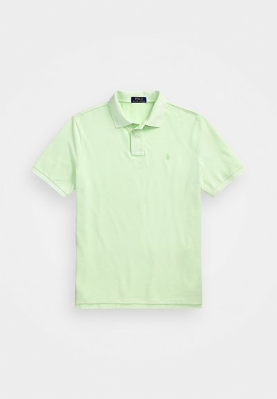 Απαλή πράσινη πόλο μπλούζα κατασκευασμένη από βαμβάκι. Διαθέτει κλασικό γιακά, διπλό κουμπί στη μπροστινή πλευρά και κεντημένο λογότυπο στο στήθος. Βραχίονες κοντοί.