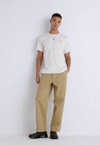 DOCKERS GRAPHIC TEE - T-shirts med print - dockers seacliff gra