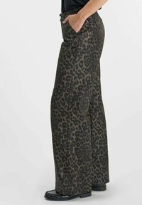 Leopardprint wijde broek in donkere tinten, met een textuurstof, zijzakken en een casual pasvorm. Zwarte schoenen complementeren de look.