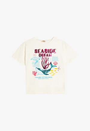 Witte katoenen t-shirt met korte mouwen, versierd met kleurrijke afbeeldingen van zeeleven, waaronder een walvis, schildpadden en koraal, met de tekst "ZEEDIJK DROOM."
