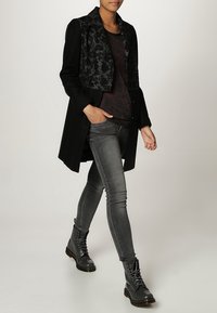 NAF NAF Klassisk kappa / rock - black