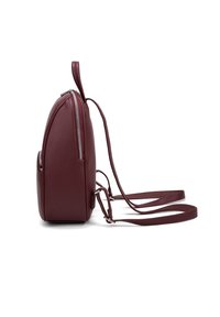 Sac à dos en cuir bordeaux avec une forme arrondie. Il possède une fermeture éclair, des bretelles réglables et une poche latérale pour un rangement supplémentaire.