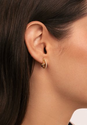 Orecchini d'oro a forma di goccia, caratterizzati da un design intrecciato e decorati con piccole cristalli trasparenti lungo un bordo.