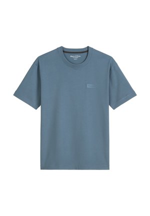 T-shirt a maniche corte in tessuto azzurro opaco uniforme con scollatura rotonda. Presenta una piccola etichetta del marchio sul petto a sinistra. Materiale morbido e leggero.