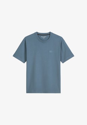 Koszulka na krótki rękaw w jednolitym, stonowanym niebieskim kolorze z okrągłym dekoltem. Na lewej piersi znajduje się mała metka z logo marki. Wykonana z miękkiego, lekkiego materiału.