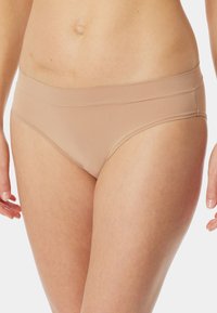Beige Baumwollmischung-Bikiniunterhose mit einem breiten, glatten Bund und nahtlosem Design, das eine weiche Textur und einen mittelhohen Schnitt aufweist.