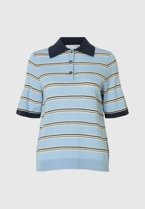 Polo de algodón azul claro con cuello marino y mangas cortas. Presenta rayas horizontales en marino y crema. Cierre de tres botones.