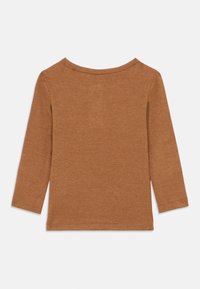 Camisola de manga longa em tecido canelado, com um decote amplo e numa cor castanha quente. Design simples, sem embellishments ou padrões.