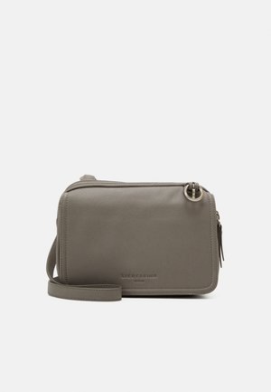 Šedá kožená crossbody taška s hladkým povrchem, obdélníkovým tvarem, zipovým uzávěrem a kovovým kroužkem. Značková logo je vyražena na přední straně.