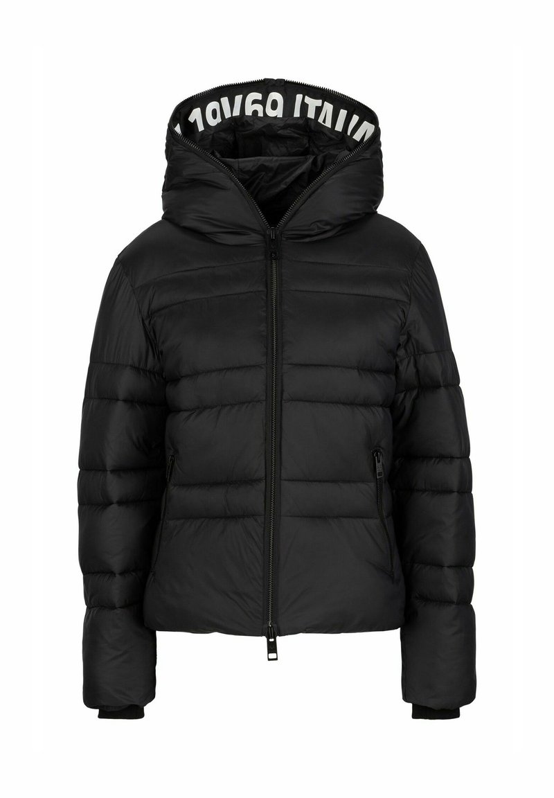 Schwarze wattierte Jacke mit Kapuze, horizontaler Steppung, Reißverschluss vorne und Logodetail an der inneren Kapuze. Weiches Material.