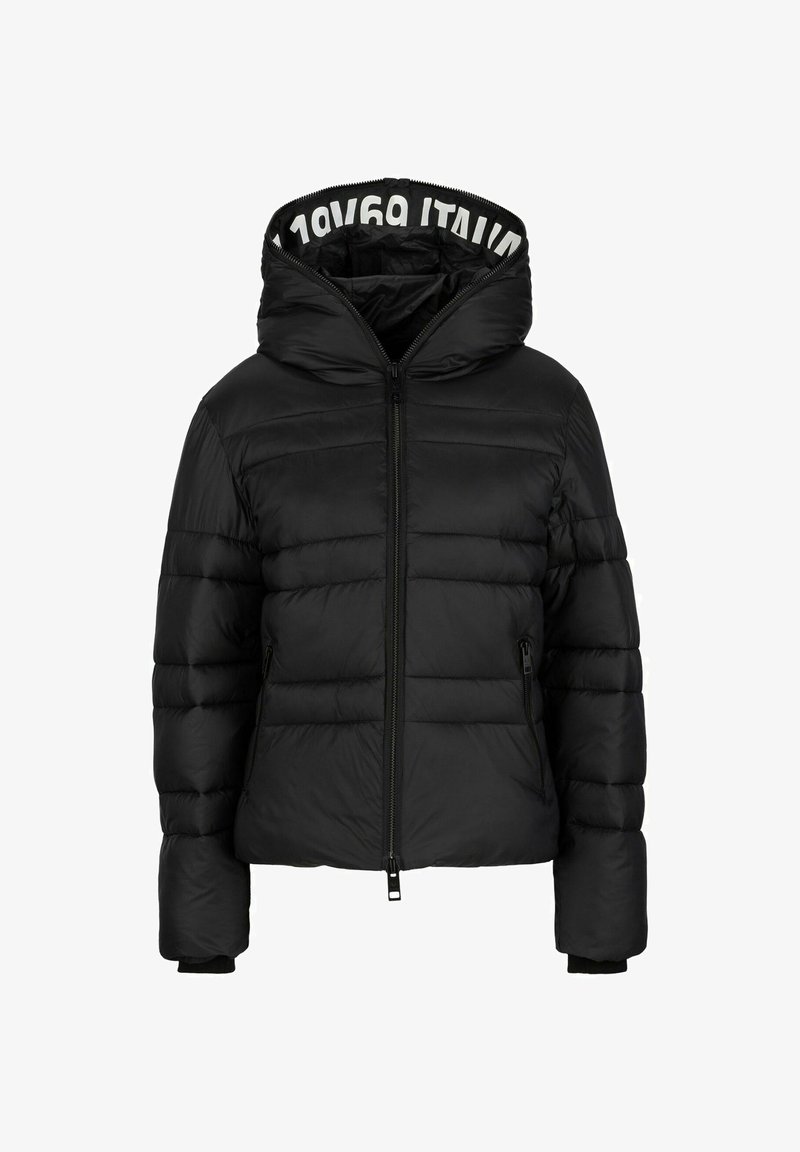 Schwarze wattierte Jacke mit Kapuze, horizontaler Steppung, Reißverschluss vorne und Logodetail an der inneren Kapuze. Weiches Material.