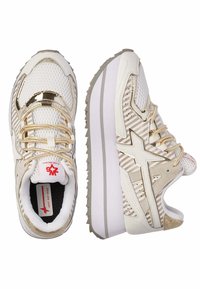 Witte en gouden sportschoenen met een mesh-stof, gestreepte designaccenten, een gevoerde zool en gouden hardware op de veters.