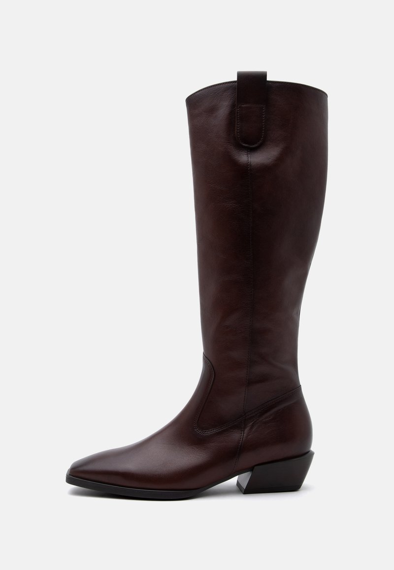 Botte haute en cuir marron foncé avec un bout pointu, un talon bloc et une languette de tirage en haut, sur un fond uni.