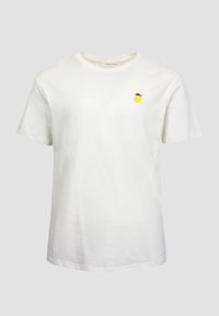 Άσπρο κοντομάνικο μπλουζάκι με στρογγυλή λαιμόκοψη και μικρό κίτρινο γραφικό λεμονιού στο αριστερό στήθος, παρουσιασμένο σε μονόχρωμο φόντο.