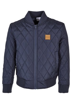 Marineblaue gesteppte Bomberjacke mit Frontreißverschluss, geripptem Kragen, Bündchen, Bund und einem kleinen braunen quadratischen Aufnäher auf der Brust.