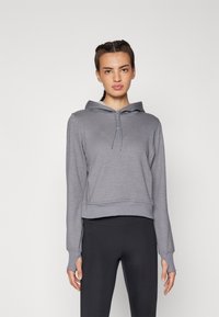 Grau geschnittenes Hoodie aus weichem Stoff, mit Kapuze und Kordelzug, langen Ärmeln mit Daumenlöchern und einem schlichten Design ohne Muster.