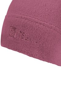 Fleece beanie in een levendige paarse kleur. Heeft een reliëflogo aan de zijkant en een zachte, gestructureerde afwerking.