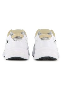 Λευκά αθλητικά παπούτσια με επάνω μέρος από επε νδεδυμένο δίχτυ και συνθετικό υλικό, γκρι σόλα και αντίθετη μπεζ λεπτομέρεια στη φτέρνα και τη γλώσσα.