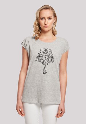 Graues Baumwoll-T-Shirt mit aufgerollten Ärmeln, ausgestattet mit einem grafischen Design von einem schwarzen Oktopus und einem Totenkopf. Glatte Textur, lässige lockere Passform und runder Ausschnitt.
