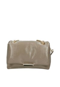 Beige lakleren crossbodytas met een gestructureerde afwerking, een gouden kettinghengsel en een rechthoekig gouden logo-accent aan de voorkant.