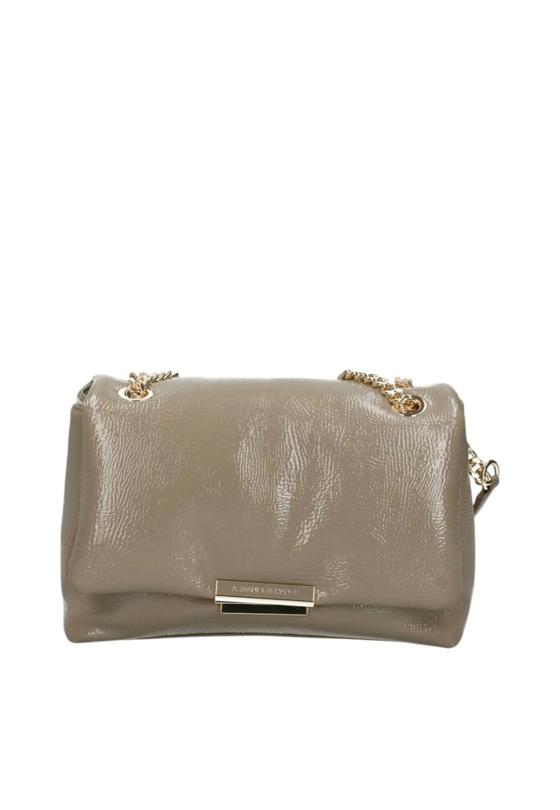 Beige lakleren crossbodytas met een gestructureerde afwerking, een gouden kettinghengsel en een rechthoekig gouden logo-accent aan de voorkant.