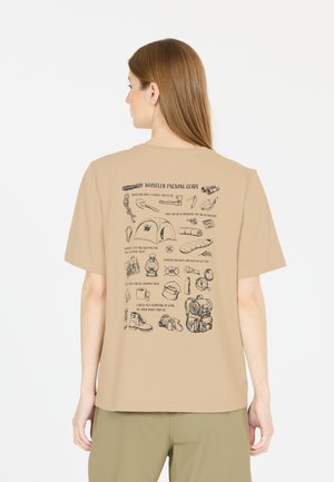Beige katoenen t-shirt met een zwart geïllustreerd inpakgidsontwerp op de achterkant, met verschillende iconen van buitensportuitrusting en tekst.