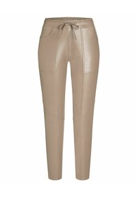 Pantaloni jogger in ecopelle beige con vita elastica e cordoncino. Presentano tasche frontali e dettagli a pannello per un aspetto elegante.