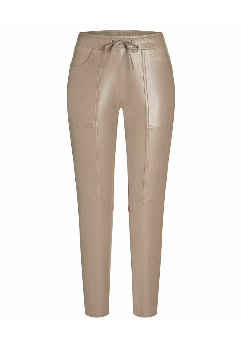 Pantaloni jogger in ecopelle beige con vita elastica e cordoncino. Presentano tasche frontali e dettagli a pannello per un aspetto elegante.