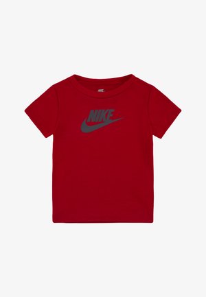 Κόκκινο βαμβακερό t-shirt με κοντά μανίκια και στρογγυλή λαιμόκοψη, με γκρι λογότυπο Nike που ξεχωρίζει στην πρόσοψη.